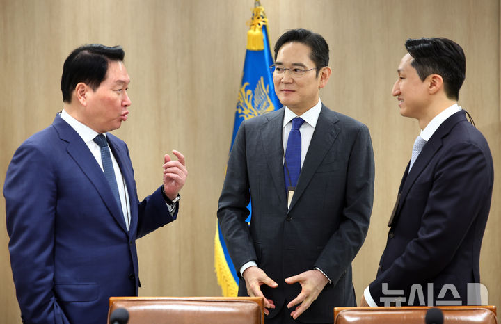 [서울=뉴시스] 고범준 기자 = 최태원(왼쪽부터) SK그룹 회장, 이재용 삼성전자 회장, 정기선 HD현대 회장이 16일 서울 용산 대통령실 청사에서 열린 한미 관세협상 후속 민관 합동회의에 앞서 대화를 나누고 있다. (대통령실통신사진기자단) 2025.11.16. bjko@newsis.com