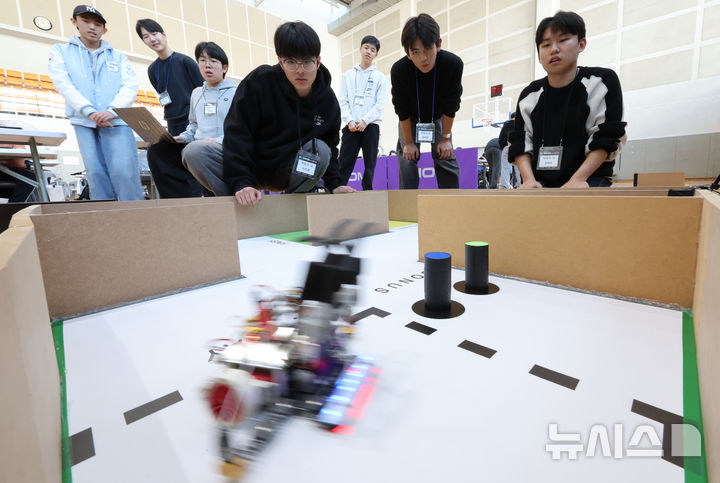 [서울=뉴시스] 황준선 기자 = 16일 서울 도봉구 시립창동청소년센터에서 열린 K-로봇대회에 참가한 학생들이 실력을 뽐내고 있다. 2025.11.16. hwang@newsis.com