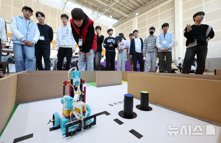 [서울=뉴시스] 황준선 기자 = 16일 서울 도봉구 시립창동청소년센터에서 열린 K-로봇대회에 참가한 학생들이 실력을 뽐내고 있다. 2025.11.16. hwang@newsis.com