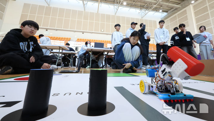 [서울=뉴시스] 황준선 기자 = 16일 서울 도봉구 시립창동청소년센터에서 열린 K-로봇대회에 참가한 학생들이 실력을 뽐내고 있다. 2025.11.16. hwang@newsis.com