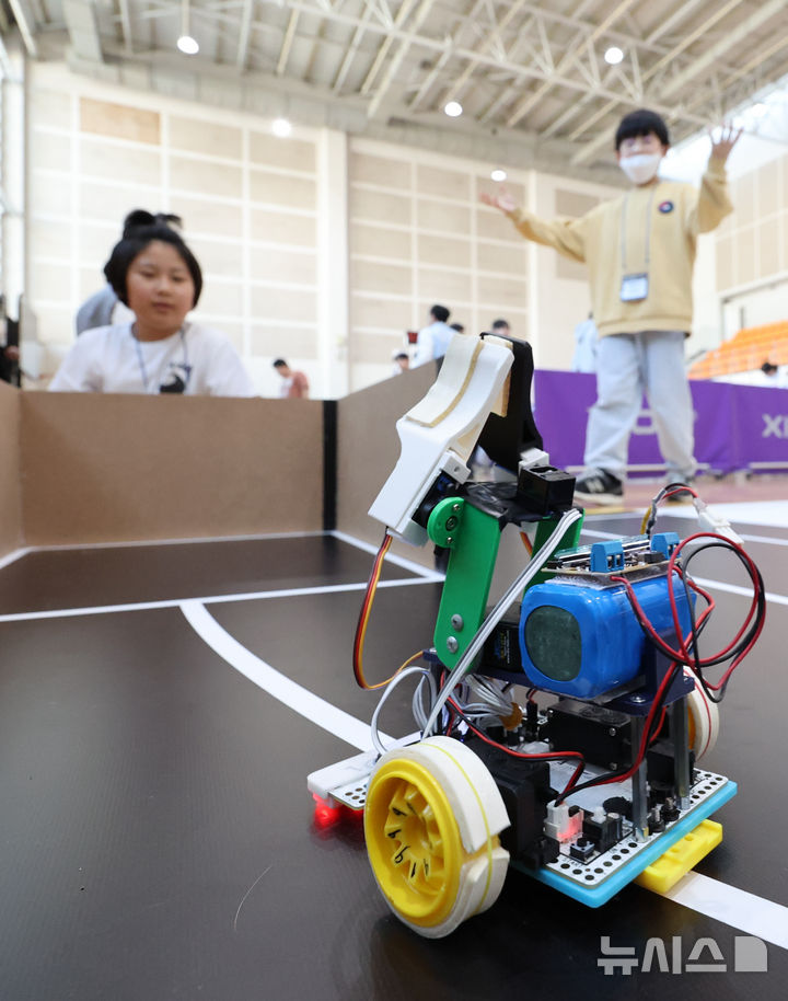 [서울=뉴시스] 황준선 기자 = 16일 서울 도봉구 시립창동청소년센터에서 열린 K-로봇대회에 참가한 학생들이 실력을 뽐내고 있다. 2025.11.16. hwang@newsis.com