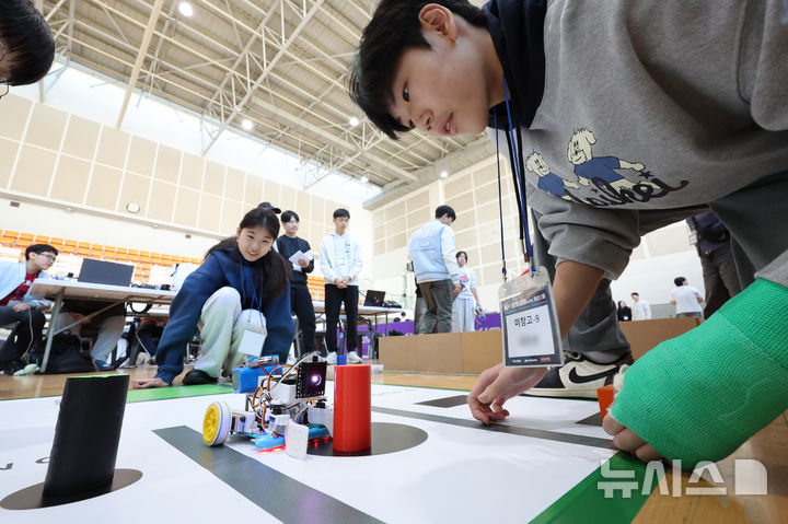 [서울=뉴시스] 황준선 기자 = 16일 서울 도봉구 시립창동청소년센터에서 열린 K-로봇대회에 참가한 학생들이 실력을 뽐내고 있다. 2025.11.16. hwang@newsis.com