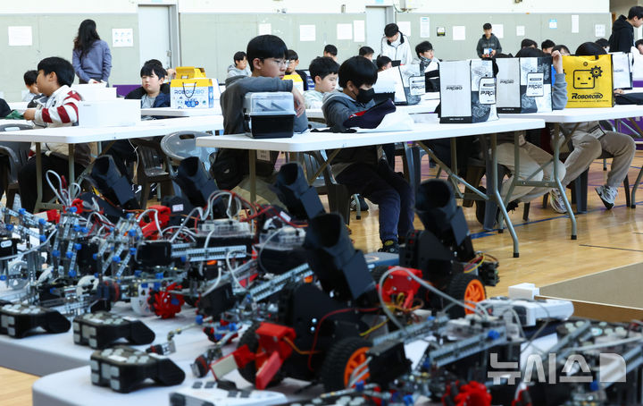 [서울=뉴시스] 황준선 기자 = 16일 서울 도봉구 시립창동청소년센터에서 열린 K-로봇대회에 참가한 학생들이 실력을 뽐내고 있다. 2025.11.16. hwang@newsis.com
