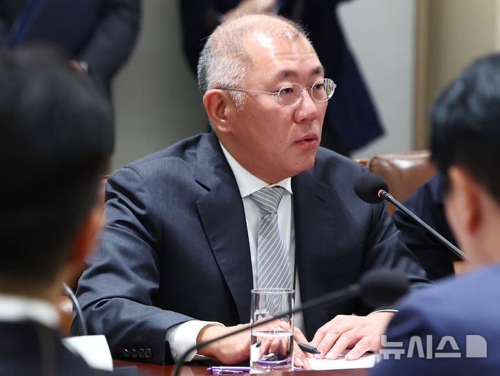 [서울=뉴시스] 고범준 기자 = 정의선 현대자동차 그룹 회장이 16일 서울 용산 대통령실 청사에서 열린 한미 관세협상 후속 민관 합동회의에서 발언하고 있다. (대통령실통신사진기자단) 2025.11.16. bjko@newsis.com