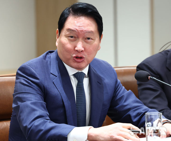 [서울=뉴시스] 고범준 기자 = 최태원 SK그룹 회장이 16일 서울 용산 대통령실 청사에서 열린 한미 관세협상 후속 민관 합동회의에서 발언하고 있다. (대통령실통신사진기자단) 2025.11.16. bjko@newsis.com