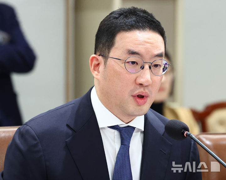 [서울=뉴시스] 고범준 기자 = 구광모 LG그룹 회장이 16일 서울 용산 대통령실 청사에서 열린 한미 관세협상 후속 민관 합동회의에서 발언하고 있다. (대통령실통신사진기자단) 2025.11.16. bjko@newsis.com