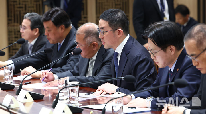 [서울=뉴시스] 고범준 기자 = 구광모 LG그룹 회장이 16일 서울 용산 대통령실 청사에서 열린 한미 관세협상 후속 민관 합동회의에서 발언하고 있다. (대통령실통신사진기자단) 2025.11.16. bjko@newsis.com