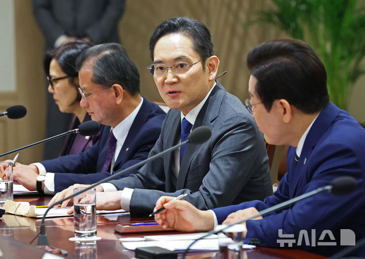 [서울=뉴시스] 고범준 기자 = 이재용 삼성전자 회장이 16일 서울 용산 대통령실 청사에서 열린 한미 관세협상 후속 민관 합동회의에서 발언하고 있다. (대통령실통신사진기자단) 2025.11.16. bjko@newsis.com