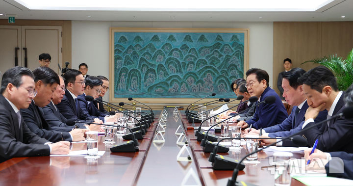 [서울=뉴시스] 고범준 기자 = 이재명 대통령이 16일 서울 용산 대통령실 청사에서 열린 한미 관세협상 후속 민관 합동회의에서 발언하고 있다. (대통령실통신사진기자단) 2025.11.16. bjko@newsis.com