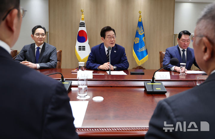 [서울=뉴시스] 고범준 기자 = 이재명 대통령이 16일 서울 용산 대통령실 청사에서 열린 한미 관세협상 후속 민관 합동회의에서 발언하고 있다. (대통령실통신사진기자단) 2025.11.16. bjko@newsis.com