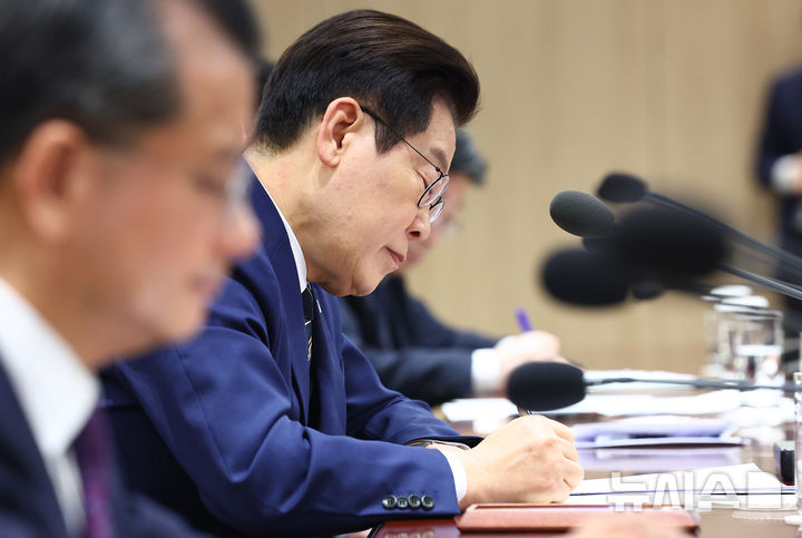 [서울=뉴시스] 고범준 기자 = 이재명 대통령이 16일 서울 용산 대통령실 청사에서 열린 한미 관세협상 후속 민관 합동회의에서 메모하고 있다. (대통령실통신사진기자단) 2025.11.16. bjko@newsis.com