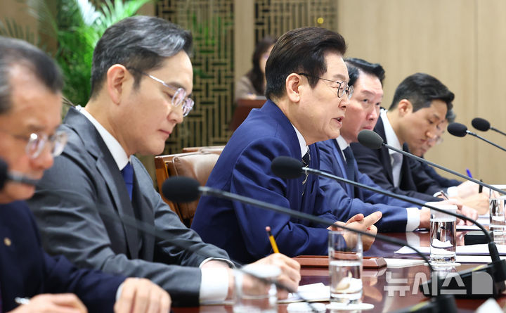 [서울=뉴시스] 고범준 기자 = 이재명 대통령이 16일 서울 용산 대통령실 청사에서 열린 한미 관세협상 후속 민관 합동회의에서 발언하고 있다. (대통령실통신사진기자단) 2025.11.16. bjko@newsis.com