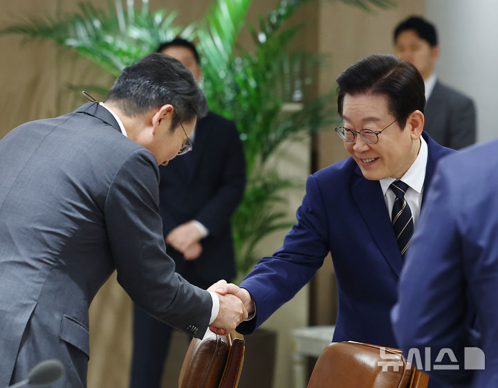 [서울=뉴시스] 고범준 기자 = 이재명 대통령과 이재용 삼성전자 회장이 16일 서울 용산 대통령실 청사에서 열린 한미 관세협상 후속 민관 합동회의에서 악수하고 있다. (대통령실통신사진기자단) 2025.11.16. bjko@newsis.com