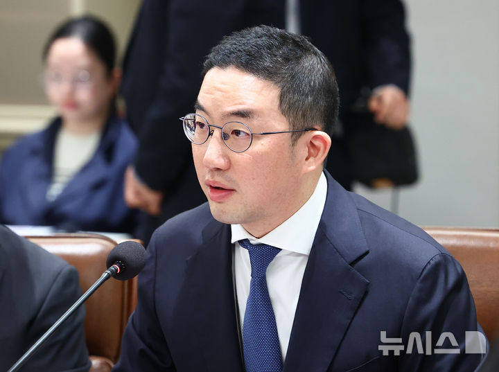 [서울=뉴시스] 고범준 기자 = 구광모 LG그룹 회장이 16일 서울 용산 대통령실 청사에서 열린 한미 관세협상 후속 민관 합동회의에서 발언하고 있다. (대통령실통신사진기자단) 2025.11.16. bjko@newsis.com