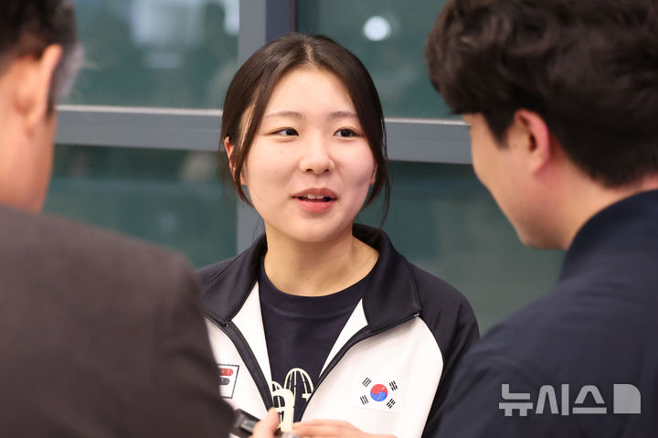 [인천공항=뉴시스] 권창회 기자 = ISSF 카이로 세계선수권대회에 참가해 금메달을 수확해 온 사격 국가대표팀 오세희가 16일 오후 인천국제공항 제1여객터미널을 통해 귀국해 인터뷰하고 있다. 2025.11.16. kch0523@newsis.com