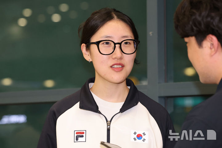 [인천공항=뉴시스] 권창회 기자 = ISSF 카이로 세계선수권대회에 참가해 금메달을 수확해 온 사격 국가대표팀 양지인이 16일 오후 인천국제공항 제1여객터미널을 통해 귀국해 인터뷰 하고 있다. 2025.11.16. kch0523@newsis.com
