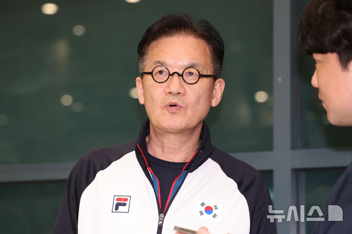 [인천공항=뉴시스] 권창회 기자 = ISSF 카이로 세계선수권대회에 참가해 메달을 수확해 온 사격 국가대표팀 장갑석 감독이 16일 오후 인천국제공항 제1여객터미널을 통해 귀국해 인터뷰 하고 있다. 2025.11.16. kch0523@newsis.com