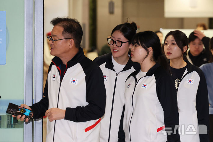 [인천공항=뉴시스] 권창회 기자 = ISSF 카이로 세계선수권대회에 참가해 메달을 수확해 온 사격 국가대표팀 선수들이 16일 오후 인천국제공항 제1여객터미널을 통해 귀국하고 있다. 2025.11.16. kch0523@newsis.com