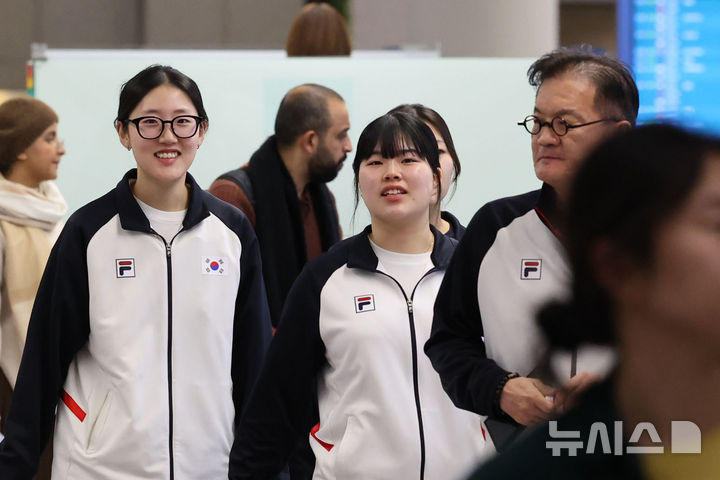 [인천공항=뉴시스] 권창회 기자 = ISSF 카이로 세계선수권대회에 참가해 메달을 수확해 온 사격 국가대표팀 선수들이 16일 오후 인천국제공항 제1여객터미널을 통해 귀국하고 있다. 2025.11.16. kch0523@newsis.com