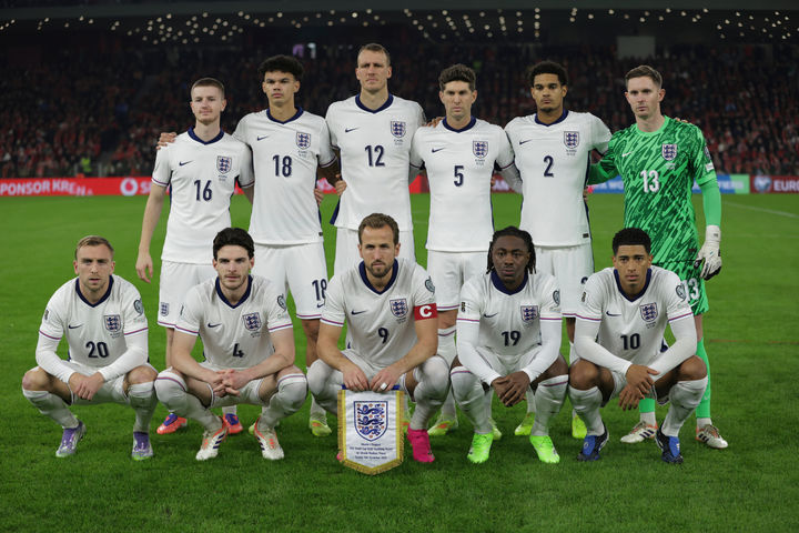 [티라나=AP/뉴시스] 잉글랜드 선수들이 16일(현지 시간) 알바니아 티라나의 아레나 콤버타레에서 열린 2026 국제축구연맹(FIFA) 북중미월드컵 유럽 예선 F조 K조 최종전 알바니아와 경기에 앞서 기념 촬영하고 있다. 해리 케인이 멀티 골을 기록한 잉글랜드가 2-0으로 승리해 8전 전승으로 본선에 직행했다. 2025.11.17.