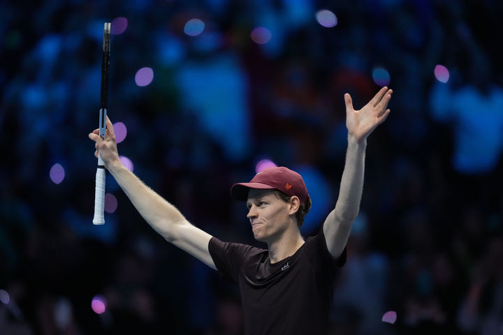 [토리노=AP/뉴시스] 얀니크 신네르(2위·이탈리아)가 16일(현지 시간) 이탈리아 토리노에서 열린 2025 남자프로테니스(ATP) 파이널 단식 결승에서 카를로스 알카라스(1위·스페인)를 꺾은 후 기뻐하고 있다. 신네르가 2-0(7-6 7-5)으로 승리하고 2연패를 달성했다. 2025.11.17.