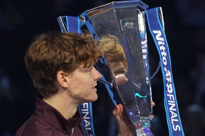 [토리노=AP/뉴시스] 얀니크 신네르(이탈리아)가 16일(현지 시간) 이탈리아 토리노에서 열린 남자프로테니스(ATP) 투어 시즌 최종전인 ATP 파이널스 단식 결승에서 카를로스 알카라스(스페인)를 2-0(7-6<7-4> 7-5)으로 꺾고 우승한 뒤 우승 트로피를 들어올리고 있다. 2025.11.16