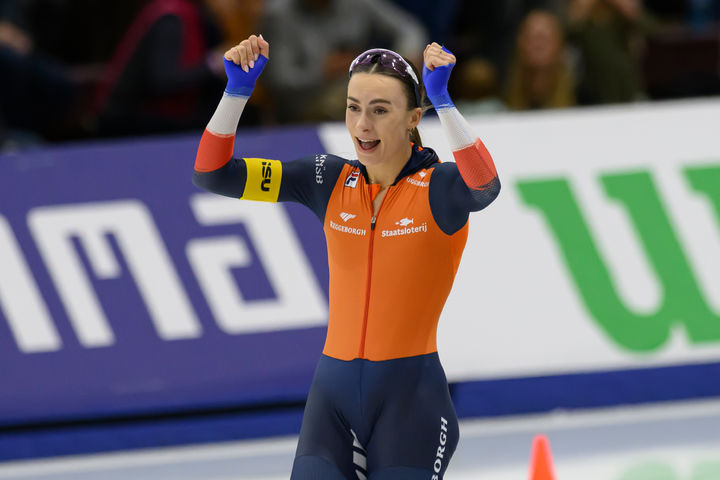 [솔트레이크시티=AP/뉴시스] 펨케 콕(네덜란드)이 17일(한국 시간) 미국 유타주 솔트레이크시티 유타 올림픽 오벌에서 열린 2025~2026 국제빙상경기연맹(ISU) 스피드스케이팅 월드컵 1차 대회 여자 500m 2차 레이스에서 36초09의 세계신기록을 수립한 뒤 감격하고 있다. 2025.11.17