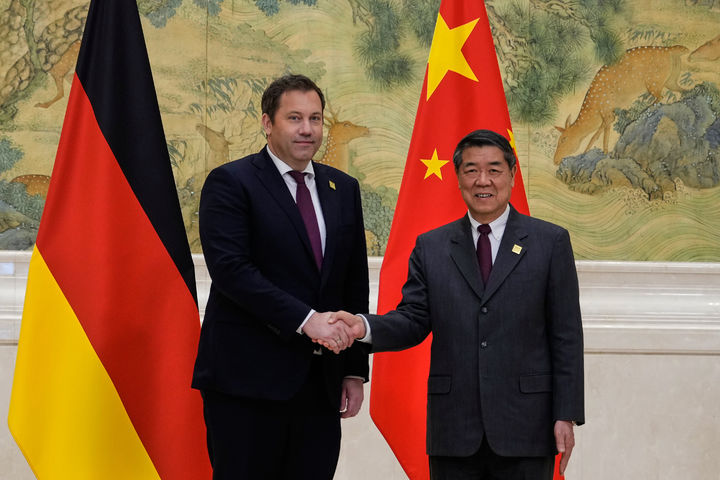 [베이징=AP/뉴시스] 라르스 클링바일 독일 부총리 겸 재무장관(왼쪽)과 허리펑 중국 부총리가 17일 중국 베이징 댜오위타이 국빈관에서 고위급 회담 전 사진 촬영을 하고 있다. 2025.11.17.