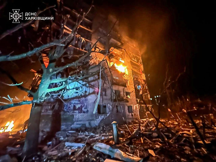 [발라클리야=AP/뉴시스] 우크라이나 비상사태부가 제공한 사진에 17일(현지 시간) 우크라이나 하르키우주 발라클리야에서 소방관들이 러시아의 공격으로 발생한 건물 화재를 진압하고 있다. 2025.11.18.