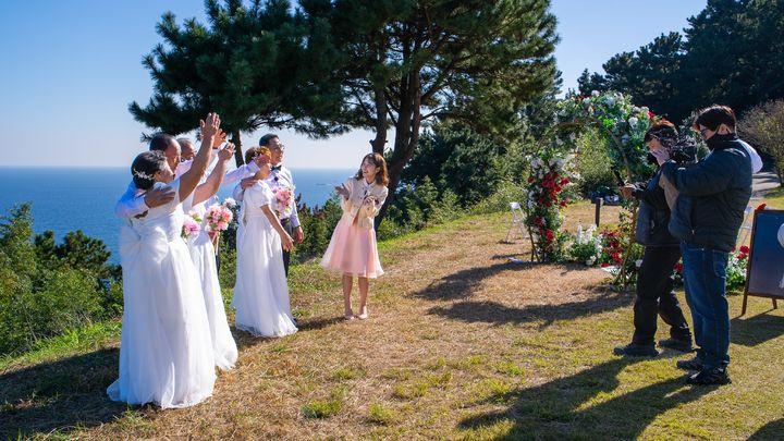 [거제=뉴시스] 신정철 기자= 거제시는 지난 15일, 동백 원시림의 아름다움으로 유명한 일운면 지심도에서 ‘2025년 자연과 함께하는 웨딩·휴양섬’의 세 번째 프로그램으로 황혼 부부 3쌍을 초청해 감동적인 리마인드 웨딩과 기념 촬영 행사를 개최했다.사진은 웨딩 촬영 모습.(사진=거제시 제공).2025.11.17. photo@newsis.com *재판매 및 DB 금지