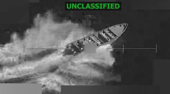 [서울=뉴시스] 미 남부사령부(SOUTHCOM)는 16일(현지 시간) 소셜미디어 엑스(X, 옛 트위터)를 통해 전날 피트 헤그세스 국방장관 지시에 따라 테러 조직이 운영하는 선박에 치명적인 물리적 공격을 가했다고 밝혔다. (사진=SOUTHCOM X 갈무리) 2025.11.17. *재판매 및 DB 금지