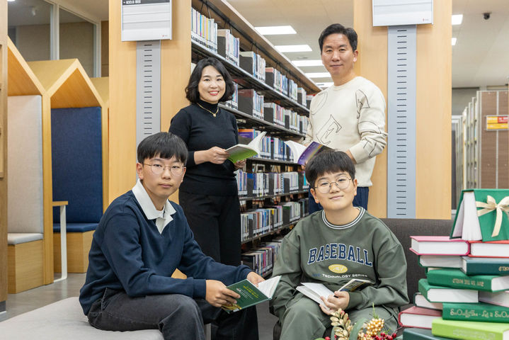 [칠곡=뉴시스] 칠곡군립도서관에서 독서하는 오미애씨 가족. (사진=칠곡군 제공) 2025.11.17 photo@newsis.com *재판매 및 DB 금지