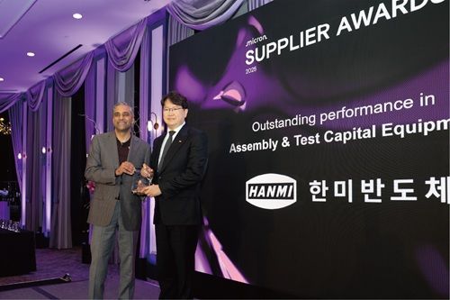 (좌)마이크론 테크놀로지 마니시 바티아 부회장과 한미반도체 곽동신 회장. (사진=한미반도체 제공) *재판매 및 DB 금지