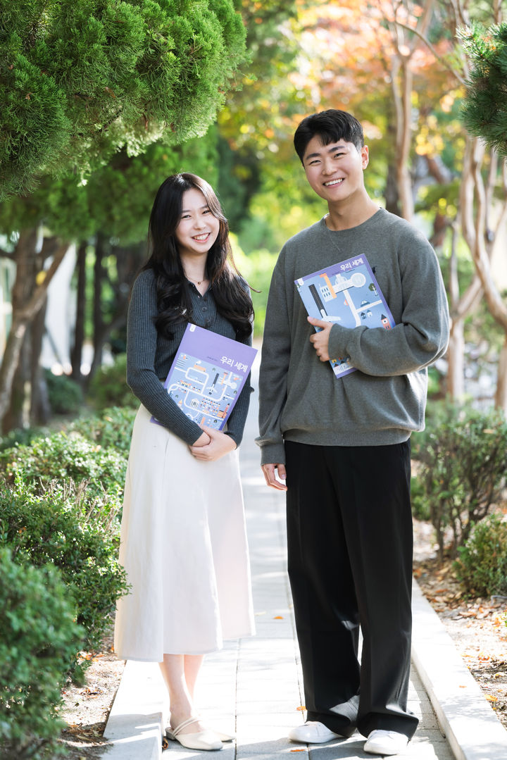 지난 5~14일 진행된 어린이 경제교육 봉사활동에 참여한 김현서(사진 왼쪽), 송정웅 신입 회계사. (사진=삼일PwC 제공) *재판매 및 DB 금지