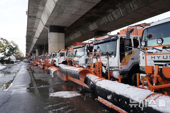 [성남=뉴시스]성남 수정구 수질복원센터 하적장에 대기 중인 제설 차량(사진=성남시 제공)2025.11.17.photo@newsis.com