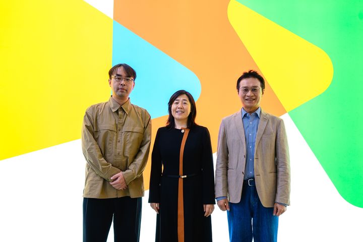 [서울=뉴시스] 구글플레이는 부산 벡스코에서 열린 국제 게임 전시회 '지스타 2025' 현장에서 네이버웹툰, 한국콘텐츠진흥원과 함께 K-웹툰 게임 글로벌 지원을 PC 플랫폼까지 확대하는 내용의 '글로벌 웹툰 게임스' 3기 사업을 발표했다고 17일 밝혔다. (왼쪽부터) 남경보 네이버웹툰 IP 비즈니스 총괄 리더, 폴라 왕 구글플레이 아시아퍼시픽 파트너십 매니징 디렉터, 유현석 한국콘텐츠진흥원원장 직무대행 (사진=구글플레이 제공) *재판매 및 DB 금지