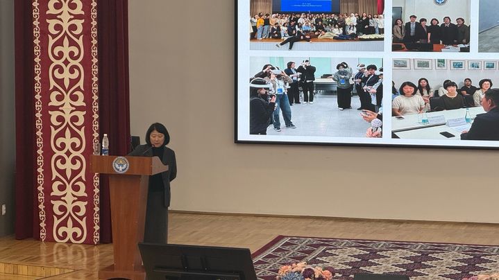 [서울=뉴시스] 경희대 국제협력선도대학육성지원사업단(BK-LUPIC)이 지난해 11월 11일 키르기즈공화국 비슈케크 국립과학아카데미에서 열린 '과학의 날' 행사에서 국제협력 성과를 공유했다. (사진=경희대 제공) 2025.11.17. photo@newsis.com *재판매 및 DB 금지