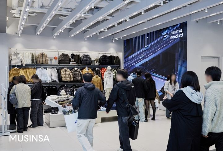 [서울=뉴시스] 무신사 스탠다드 성수점을 방문한 고객들이 쇼핑하고 있는 모습(사진=무신사 제공) *재판매 및 DB 금지