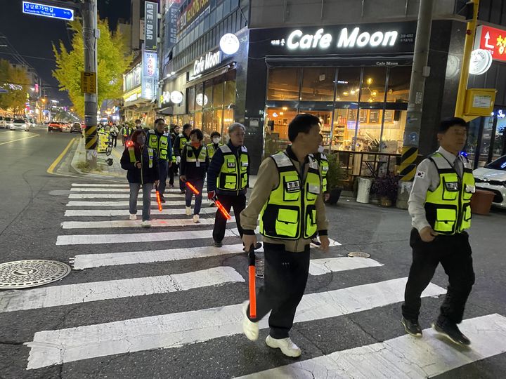 [울산=뉴시스] 구미현 기자 = 울산시교육청은 13일 울산경찰청 교육기부 안전망 단체와 함께 삼산동 롯데백화점 일원에서 수능 이후 합동 생활지도를 펼쳤다. (사진=울산시교육청 제공) 2025.11.17. photo@newsis.com *재판매 및 DB 금지