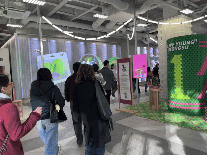 [서울=뉴시스] 전병훈 기자 = 서울 성수동에 위치한 '올리브영N 성수' 매장이 문을 열자마자 외국인 관광객들이 몰려들고 있다. *재판매 및 DB 금지