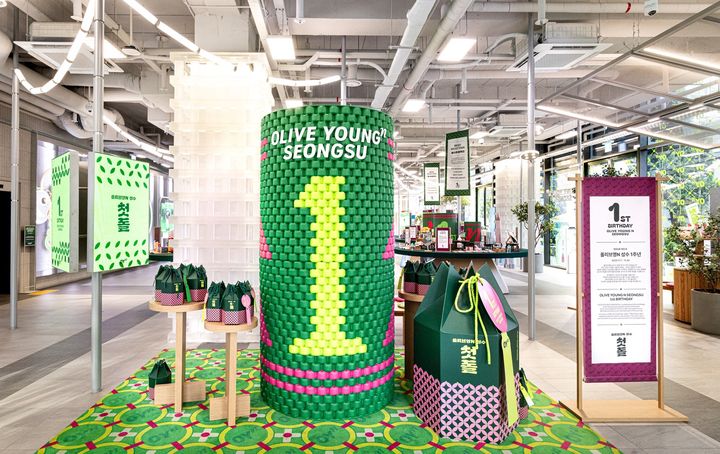 [서울=뉴시스] 1주년 테마로 꾸며진 '올리브영N 성수' 내부 전경(사진=올리브영 제공) *재판매 및 DB 금지