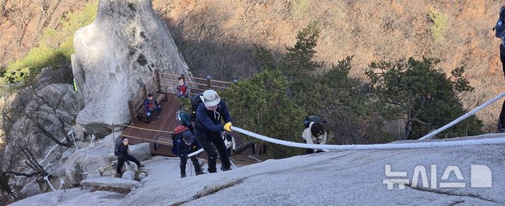 [의정부=뉴시스] 경기 의정부시 수락산 기차바위에 조성된 전망대와 쉼터.(사진=의정부시 제공)photo@newsis.com