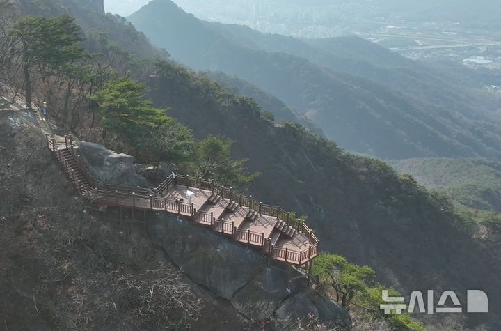 [의정부=뉴시스] 경기 의정부시 수락산 기차바위에 조성된 전망대와 쉼터.(사진=의정부시 제공)photo@newsis.com 