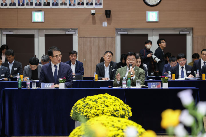 [고성(경남)=뉴시스] 신정철 기자= 경남 고성군은 여성농업인 바우처 지급방식 개선 건의로 내년부터 선불카드(바우처카드)에서 농협채움카드에 포인트를 충전하는 방식으로 개선된다고 17일 밝혔다.사진은 이상근 고성군수가 지난달 21일 거제시에서 개최된 제97차 경상남도시장군수협의회에서 기존 선불카드에서 농협채움카드에 포인트를 충전하는 방식으로 전환해야 한다고 건의하고 있는 모습.(사진=고성군 제공).2025.11.17. photo@newsis.com *재판매 및 DB 금지