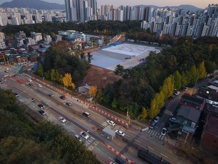 [서울=뉴시스] 동명근린공원 지하주차장 공사 사진(드론 촬영). 2025.11.17. (사진=강동구 제공) *재판매 및 DB 금지