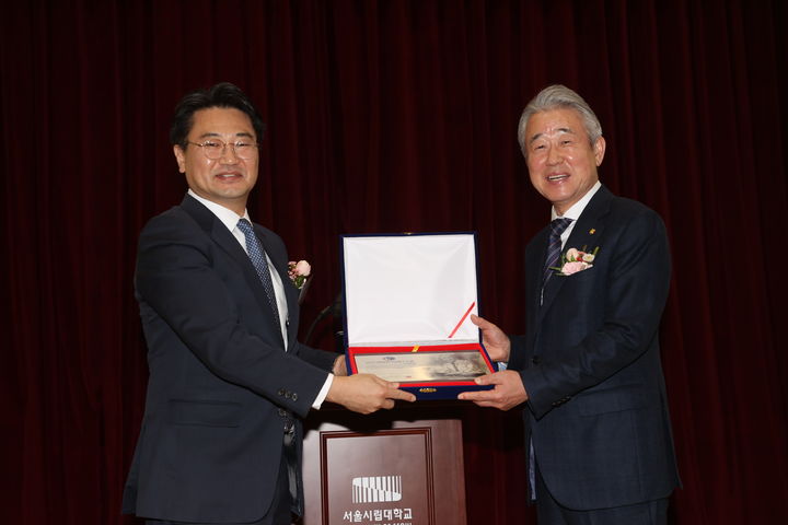 [세종=뉴시스] 농협중앙회는 강호동 회장이 지난 15일 서울 동대문구 서울시립대 미래관에서 열린 사단법인 한국전문경영인(CEO)학회 추계학술대회에서 '한국전문경영인 대상'을 수상했다고 밝혔다. (사진=농협 제공) 2025.11.7. photo@newsis.com *재판매 및 DB 금지