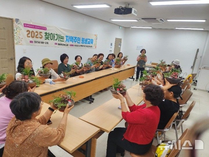 [제주=뉴시스] 제주도가 읍면지역 교육격차 해소를 위해 추진한 '지역주민 평생교육' 사업에 참여한 주민들이 다양한 프로그램을 하고 있다. (사진=제주도 제공) photo@newsis.com