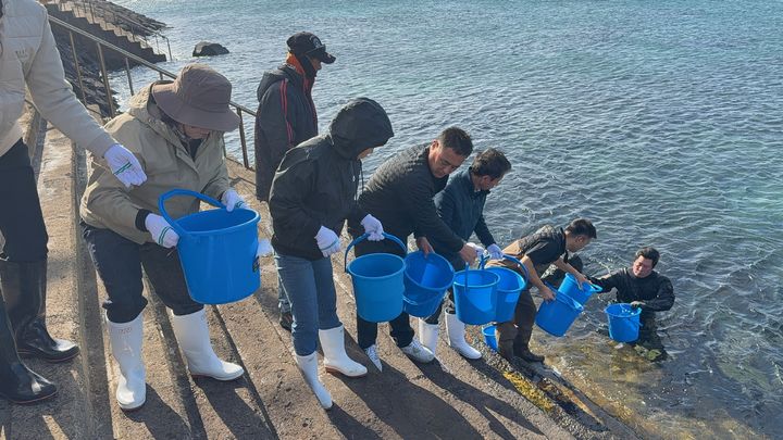 [제주=뉴시스] 특산어종 방류 모습. (사진=제주도 제공) 2026.04.23. photo@newsis.com *재판매 및 DB 금지