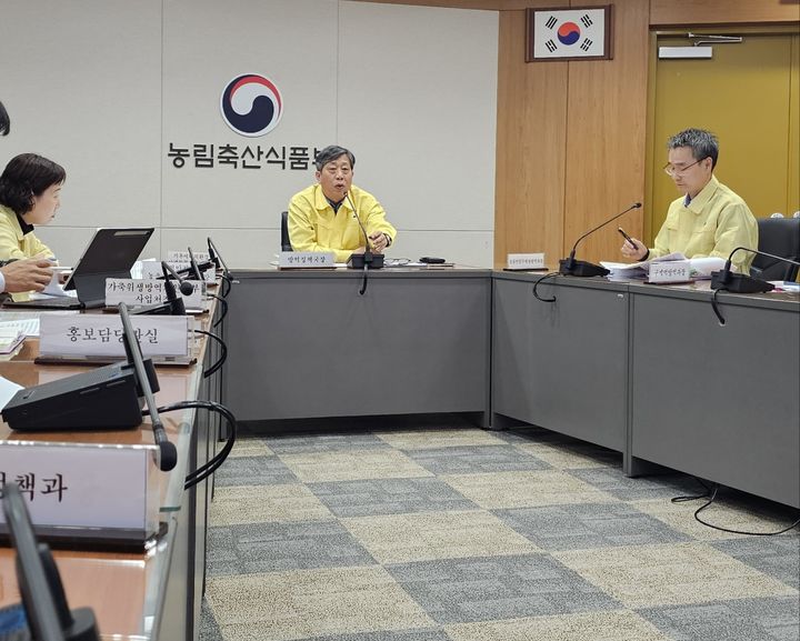 [세종=뉴시스] 고병원성 조류인플루엔자 중앙사고수습본부는 17일 경기 화성시 소재 산란계 농장(에서 고병원성 조류인플루엔자(AI)가 발생(H5N1형)함에 따라 관계기관·지방정부 등이 참여하는 중수본 회의를 개최했다고 밝혔다. (사진=농식품부 제공) 2025.11.17. photo@newsis.com *재판매 및 DB 금지