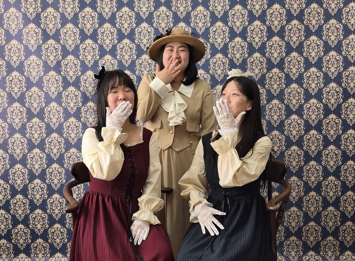 [정읍=뉴시스] 개화기 당시 정읍의 역사를 체험할 수 있는 행사 '정읍의 기억'이 지난 15일 정읍 기억저장소에서 열렸다. 개화기 당시의 의상을 차려입은 시민들이 즐거운 표정으로 사진을 찍고 있다. *재판매 및 DB 금지